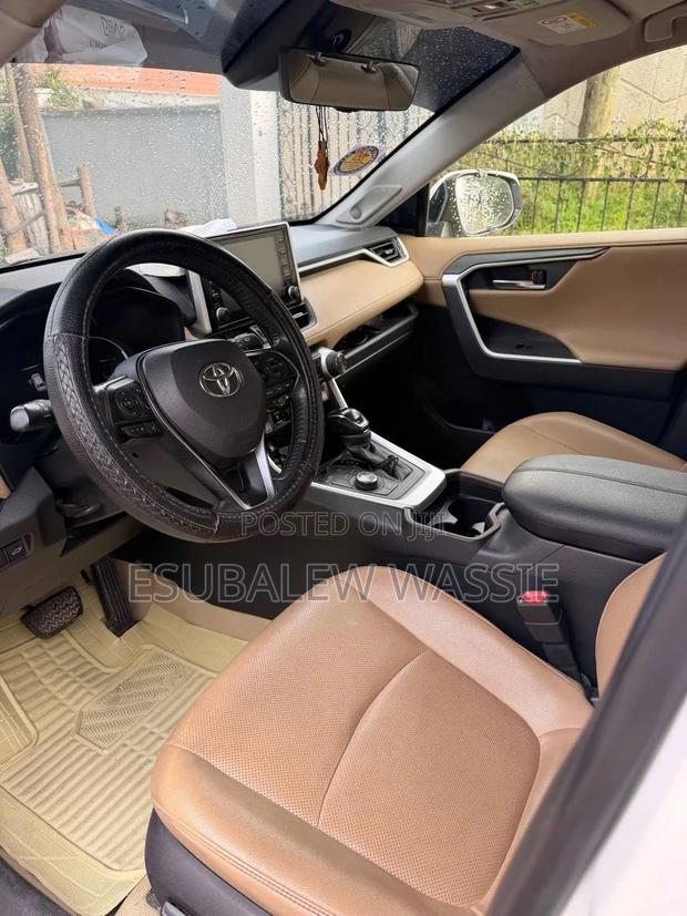 Toyota RAV4 2021 White