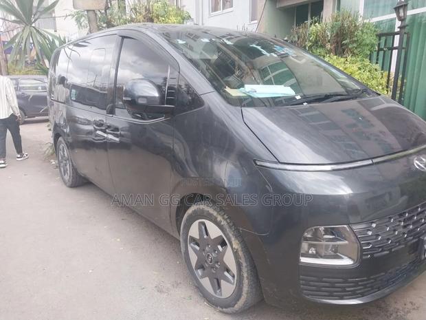 Hyundai Staria 2022 Gray