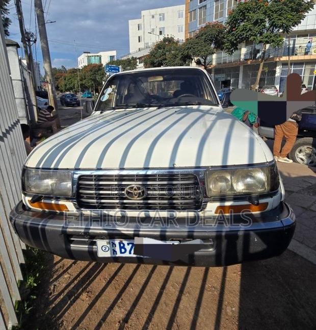 Toyota Land Cruiser 1999 White