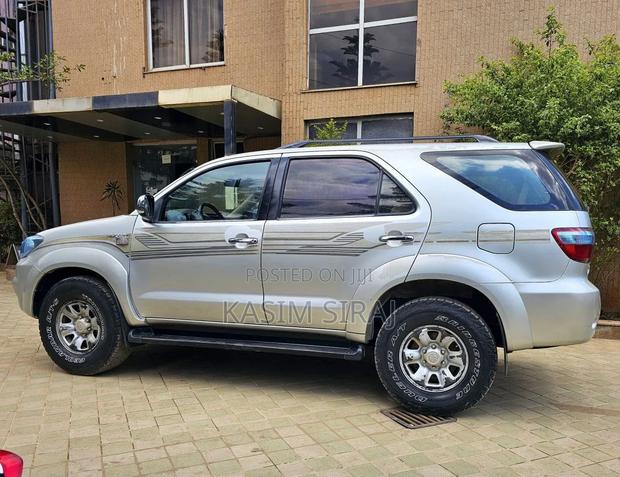 Toyota Fortuner 2.7 AWD 2009 White