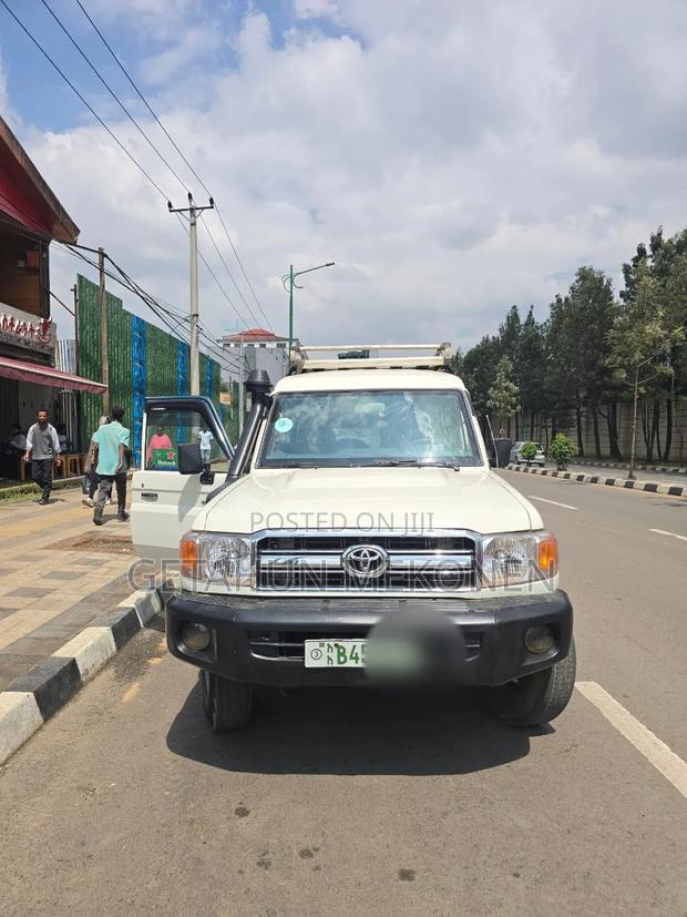 Toyota Land Cruiser 2011 White