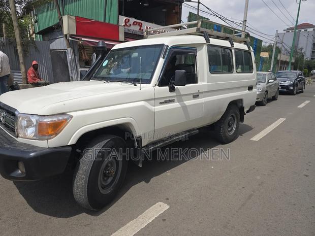Toyota Land Cruiser 2011 White