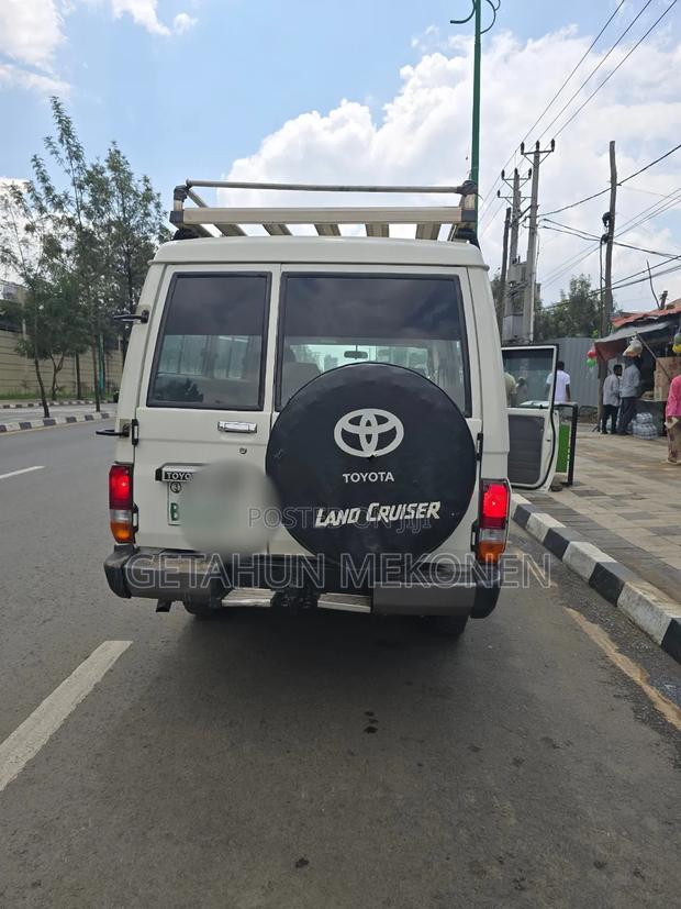 Toyota Land Cruiser 2011 White