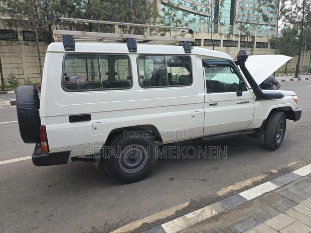 Toyota Land Cruiser 2011 White