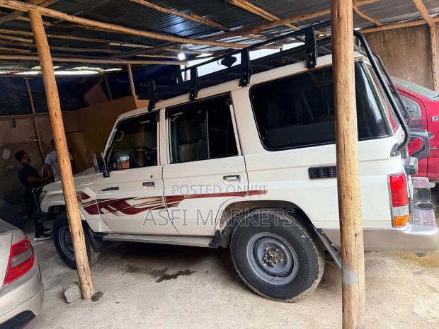 Toyota Land Cruiser 2011 White