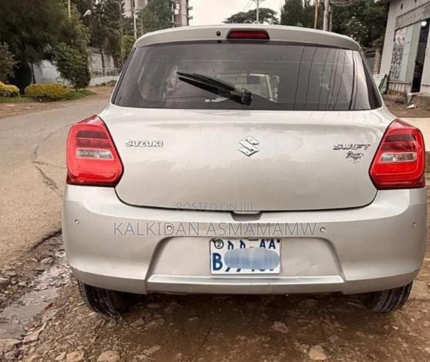 Suzuki Swift 2021 Silver
