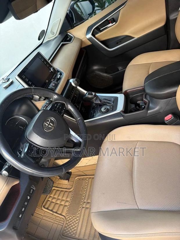 Toyota RAV4 2021 White