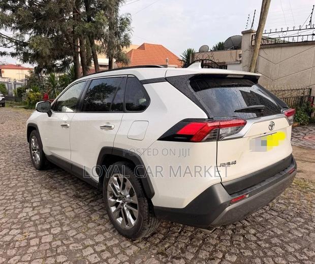 Toyota RAV4 2021 White