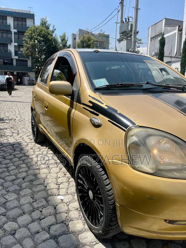 Toyota Vitz 2001 Gold