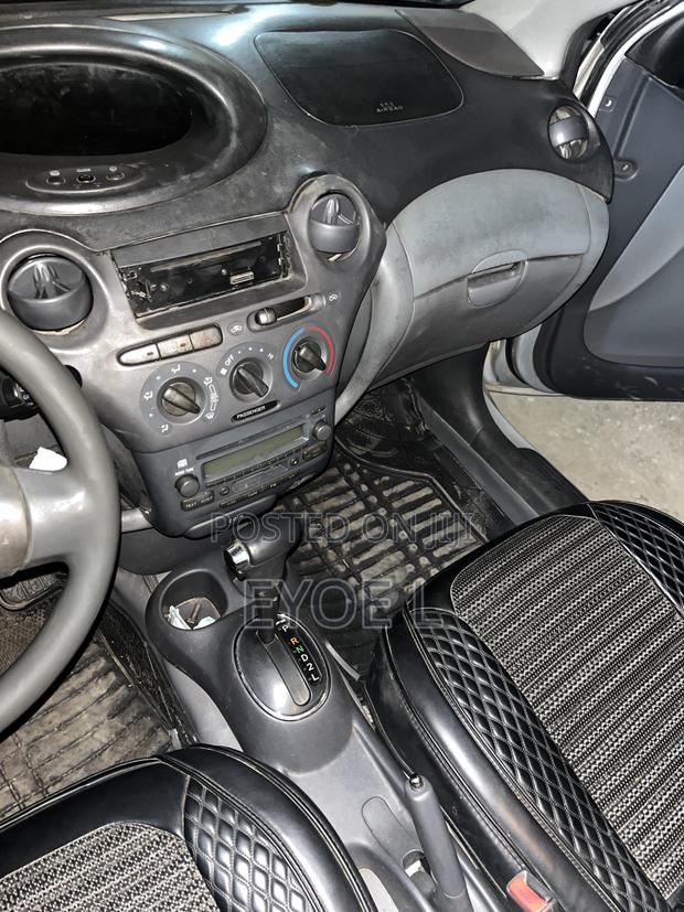 Toyota Vitz 2002 Silver