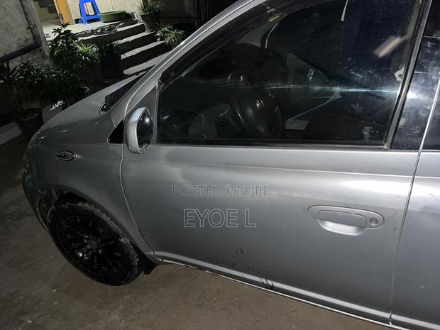 Toyota Vitz 2002 Silver