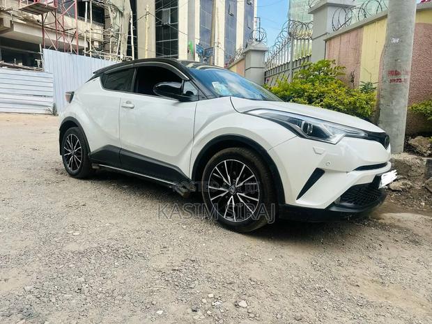 Toyota C-HR XLE FWD Sport Utility (2.0L 4cyl 2AM) 2018 White