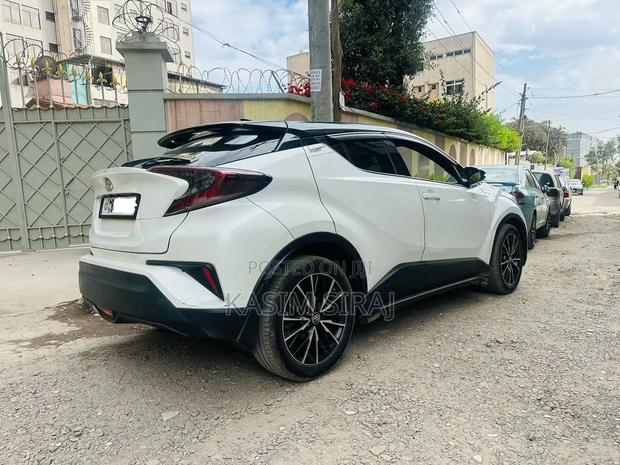 Toyota C-HR XLE FWD Sport Utility (2.0L 4cyl 2AM) 2018 White