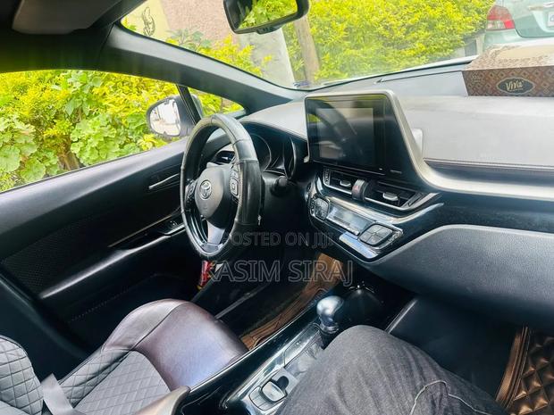 Toyota C-HR XLE FWD Sport Utility (2.0L 4cyl 2AM) 2018 White