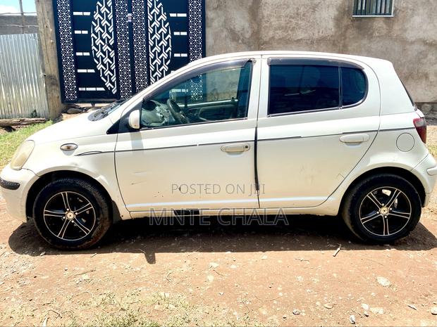 Toyota Vitz 2002 White
