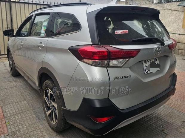 Toyota Rush 2023 Silver