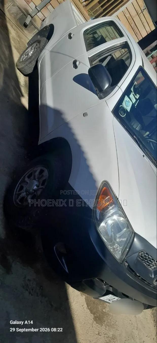 Toyota Hilux 2006 White