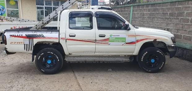 Toyota Hilux 2001 White