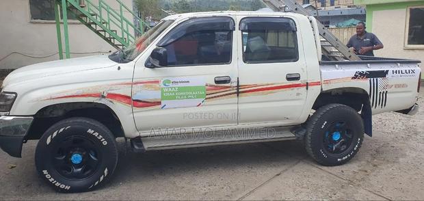 Toyota Hilux 2001 White