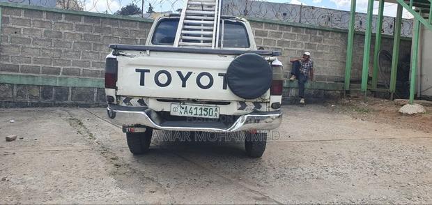 Toyota Hilux 2001 White