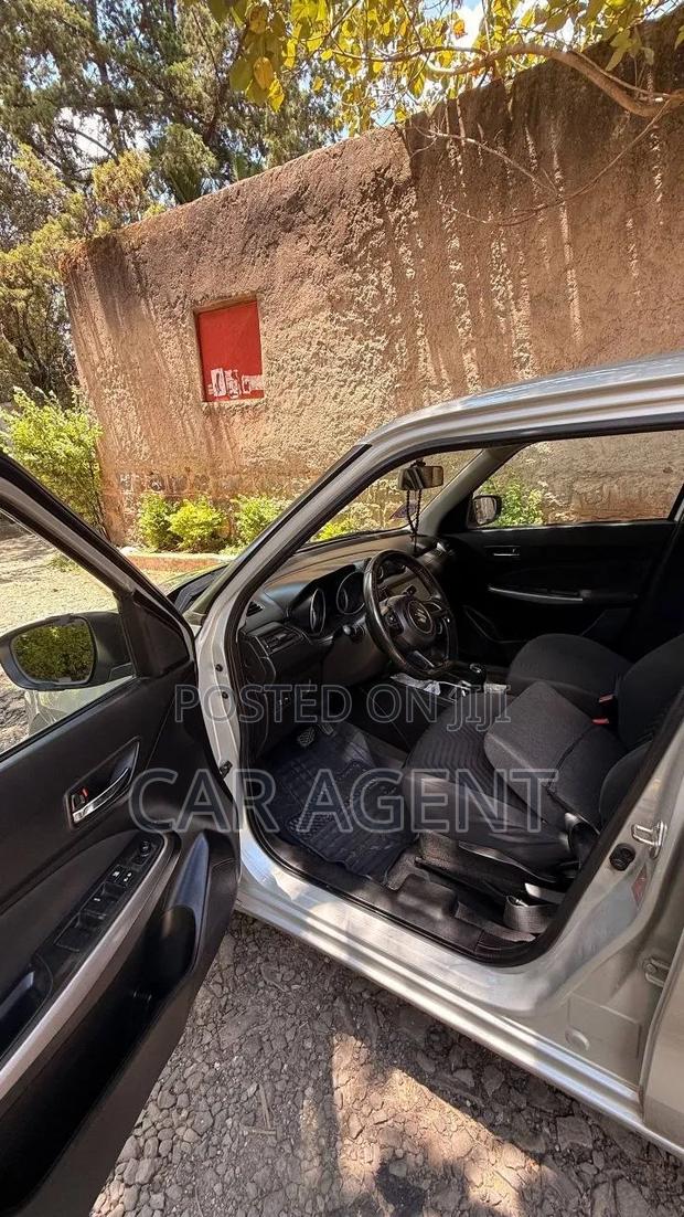 Suzuki Swift 2022 Silver