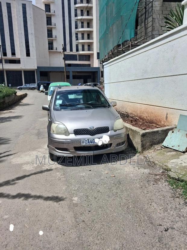 Toyota Vitz 2002 Silver