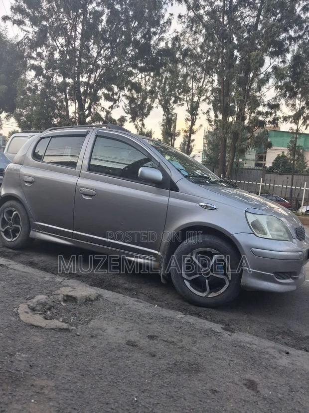 Toyota Vitz 2002 Silver