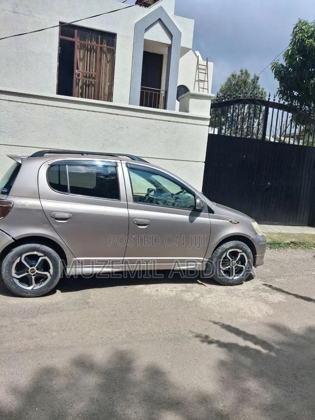 Toyota Vitz 2002 Silver