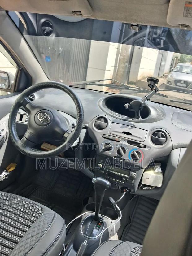 Toyota Vitz 2002 Silver
