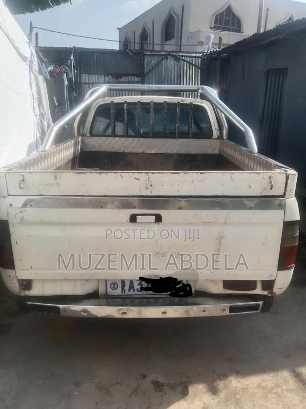 Toyota Hilux 2002 White