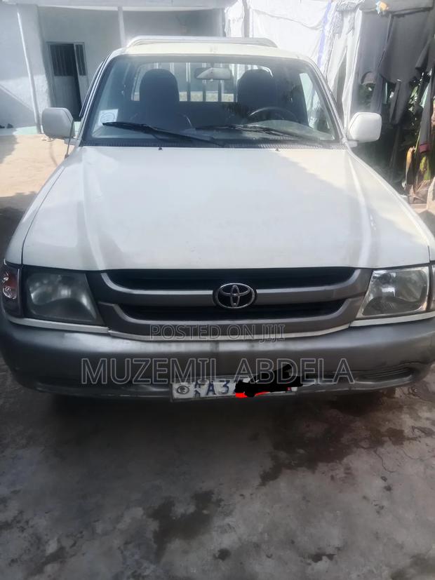 Toyota Hilux 2002 White