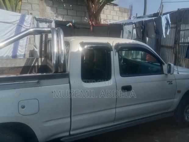 Toyota Hilux 2002 White