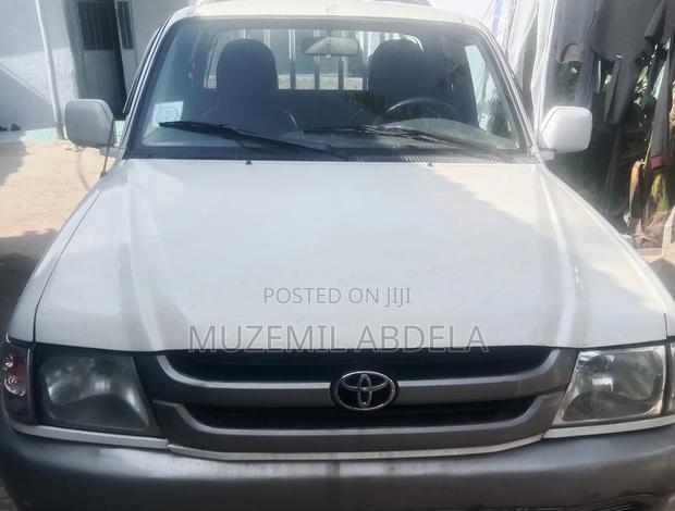 Toyota Hilux 2002 White