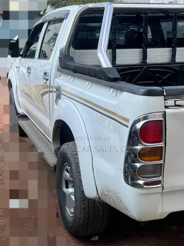 Toyota Hilux 2006 White