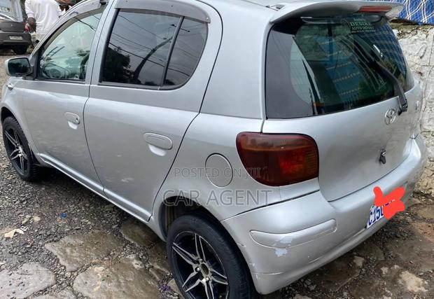 Toyota Vitz 2002 Silver