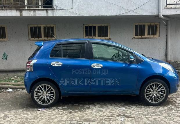 Toyota Yaris Base Hatchback 5dr 2010 Blue