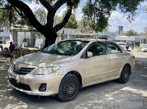 Toyota Corolla 2012 Gold