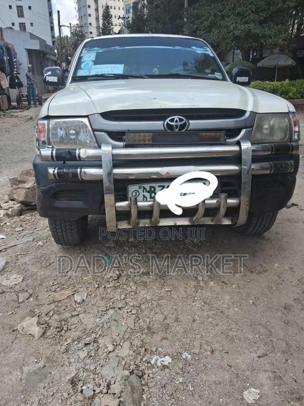 Toyota Hilux 2002 White