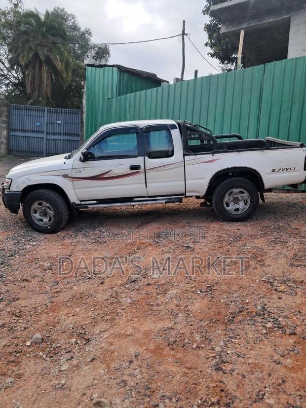 Toyota Hilux 2002 White