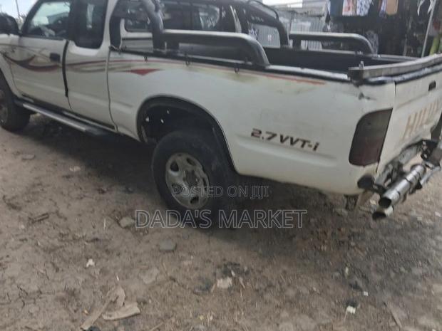 Toyota Hilux 2002 White