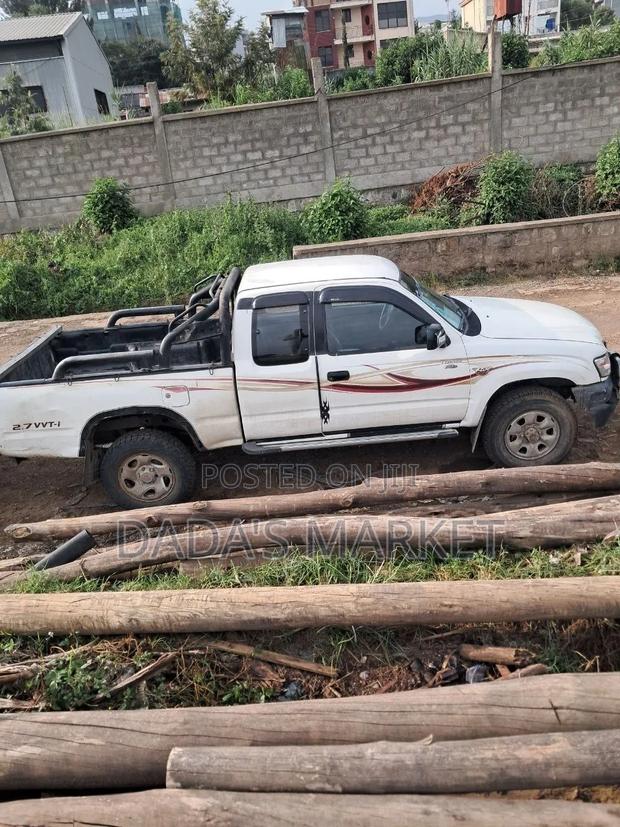 Toyota Hilux 2002 White