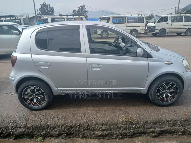 Toyota Vitz 2004 Silver