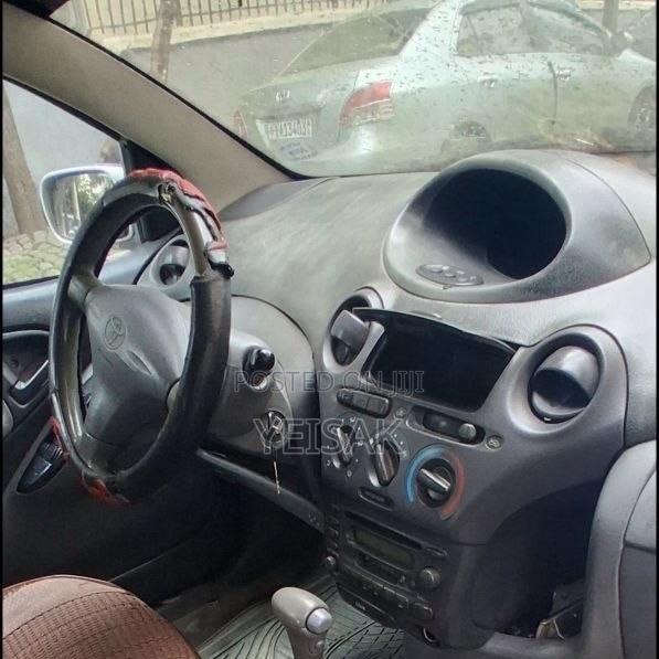 Toyota Vitz 2000 Silver
