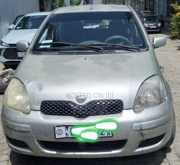 Toyota Vitz 2002 Silver