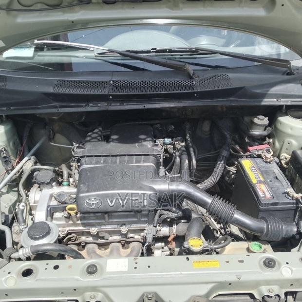 Toyota Vitz 2002 Silver