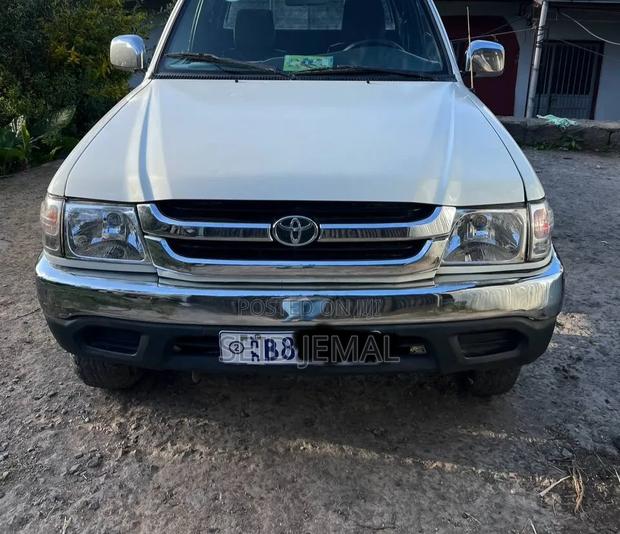 Toyota Hilux 2004 White