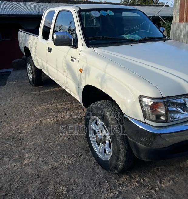 Toyota Hilux 2004 White