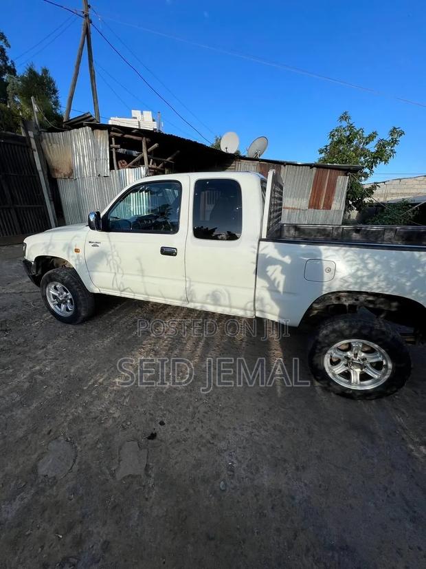 Toyota Hilux 2004 White