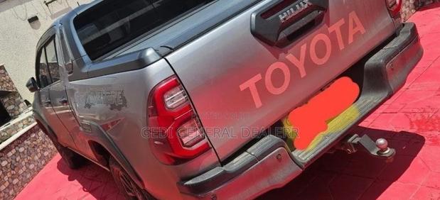 Toyota Hilux 2022 Silver