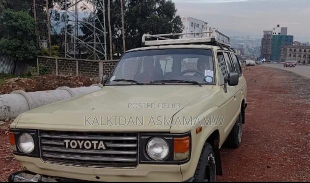 Toyota Land Cruiser 1987 White